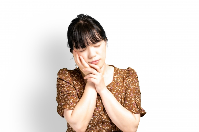 顎関節症の辛い症状に悩む女性